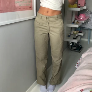 Dickies byxor - Intressekoll på mina skit snygga Dickies byxor! Är inte säker på om jag vill sälja men om jag får ett bra bud så kan jag nog det❤️