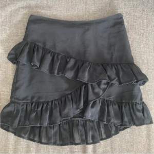 Säljer denna söta volang kjol från bikbok, storlek S, säljer för 100kr + frakt💕