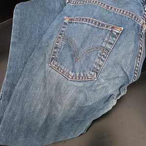 Levis low waist - Rak passform, lite utsvängda. Bra skick. Lite för små för mig, därav säljs de. Jag är 1,62 