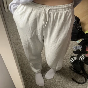 Grå mjukisbyxor - Ljusgrå mjukisbycor från H&M i storlek S💙