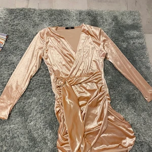 Klänning Xl - Klänningen är köpt från bikbok för 1 år sen. Den är helt ny, jag har aldrig använt den. Den är väldigt fin och kan användas till fester som är under kallare väder då tyget är tjockt