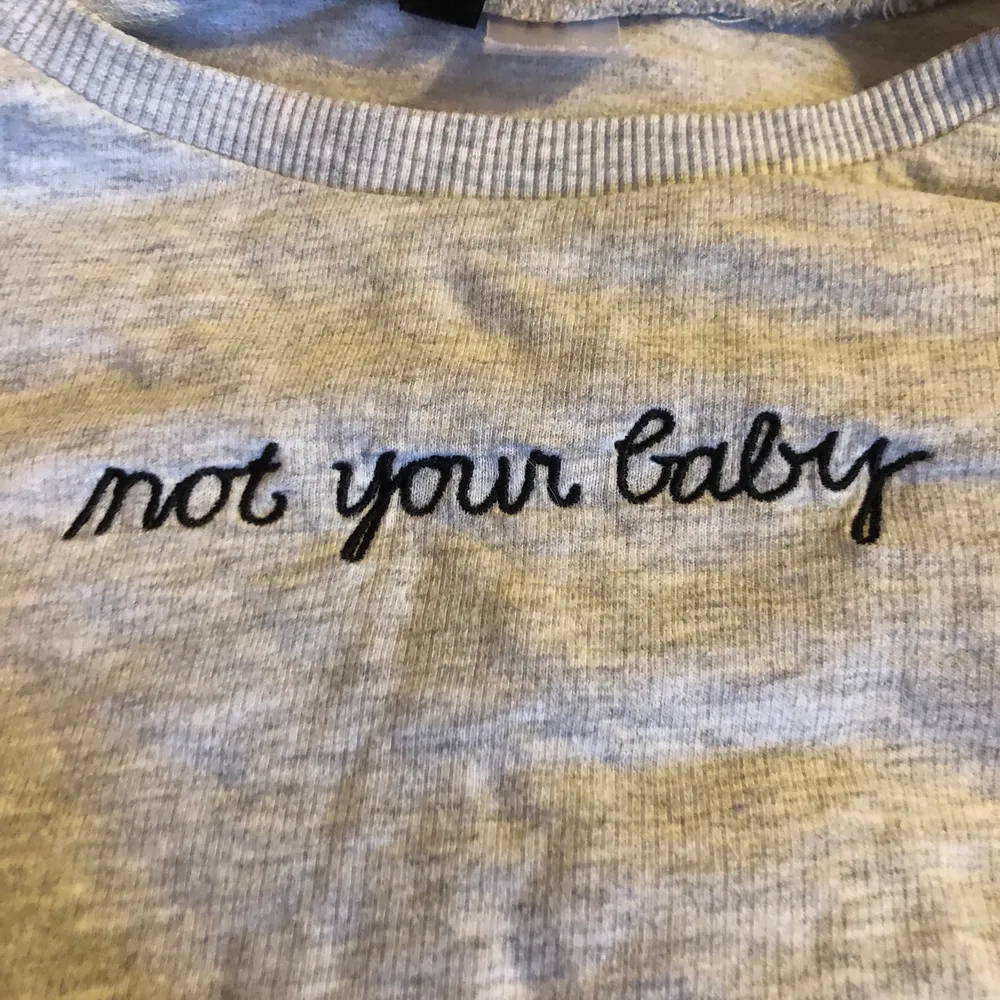 Grå fin tröja, använd ett fåtal ggr🥰 ”not your baby”✨ stl S. Tröjor & Koftor.