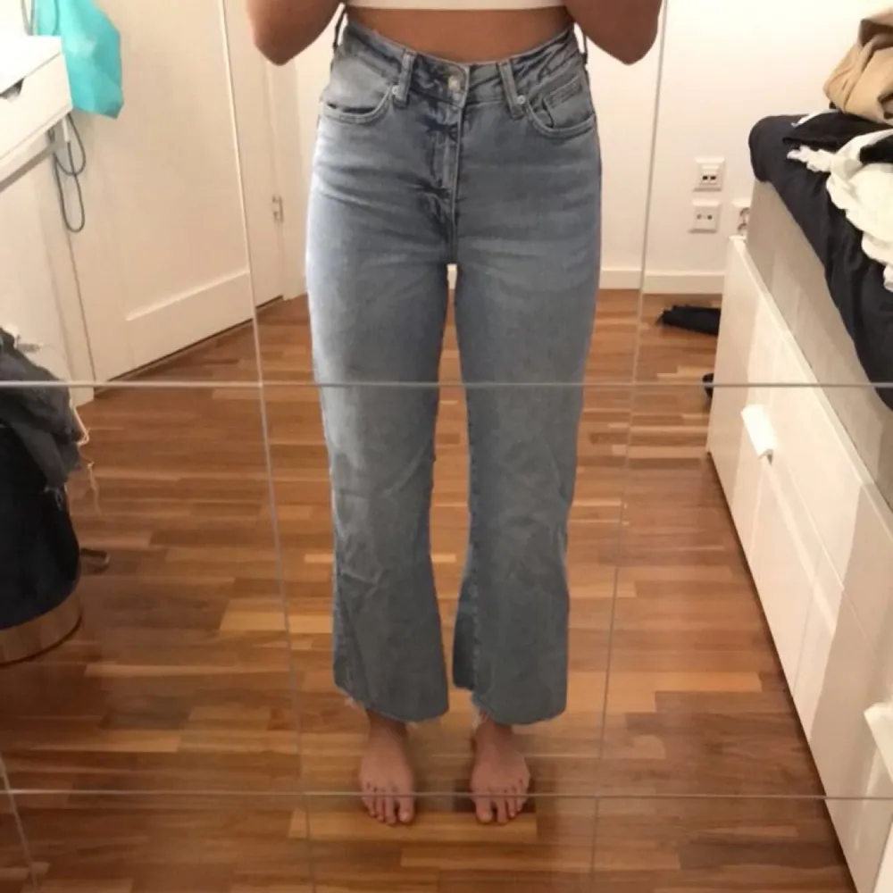 Säljare dessa jeans från hm som jag inte alls använt många gånger. Känner inte riktigt att jag passar i dem och därför säljer jag dem. Min syster på bilden.. Jeans & Byxor.