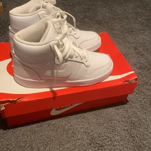 Nike Ebernon Mid - Säljer dessa helt oanvända skor. Storlek 36,5 och säljer de då jag skulle haft de till ett speciellt tillfälle som inte blev av😊 nypris 850kr 