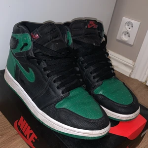 Air Jordan 1 Retro High ”Pine Green 2.0” - Säljer mina älskade jordans för jag ej använder dom så mycket längre. Köpte dom för 2500kr så tänker att jag tar emot bud vid 1600❤️ Jag står för frakten och köpt är köpt❤️
