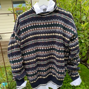 Superfin sweater💚 - En mönstrad sweater från beyondretro. Superskönt material och passar fint oversized på mig som normalt har storlek S💚