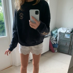 Mörkblå sweatshirt! - Jättefin mörkblå sweatshirt från pull and bear! Köpt för jättelänge sedan 💗