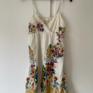 Vintage klänning - Den är så sjukt bekväm på sommaren men har för mycket klänningar så måste tyvärr sälja🥲 Kontakta för fler bilder
