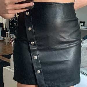 en läder kjol från Bershka i strl XS. köpt för 200kr. skön och fin, inte för kort.☺️