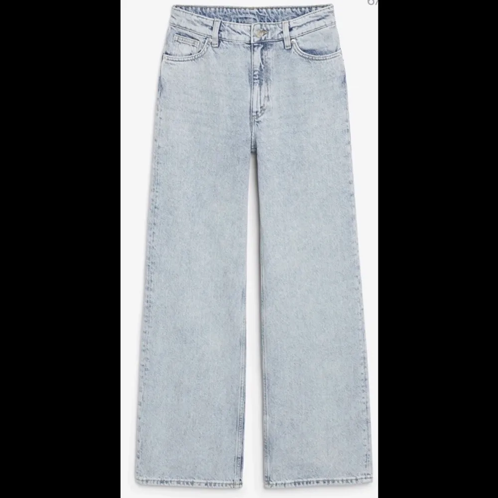 Yoko Jeans från Monki i färgen Light Blue. Mycket fint skick.. Jeans & Byxor.