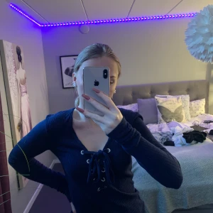 Tröja - Marinblå tröja med knytning vid bröstet