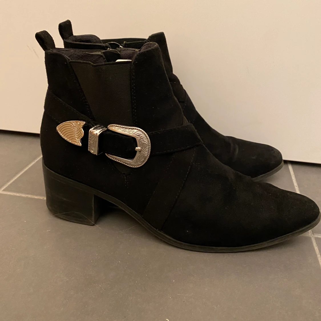 Svarta Boots med silverfärgat spänne