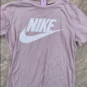 Säljer denna super sköna tränings t-shirten från Nike, bra skick💗Köparen står för frakt!