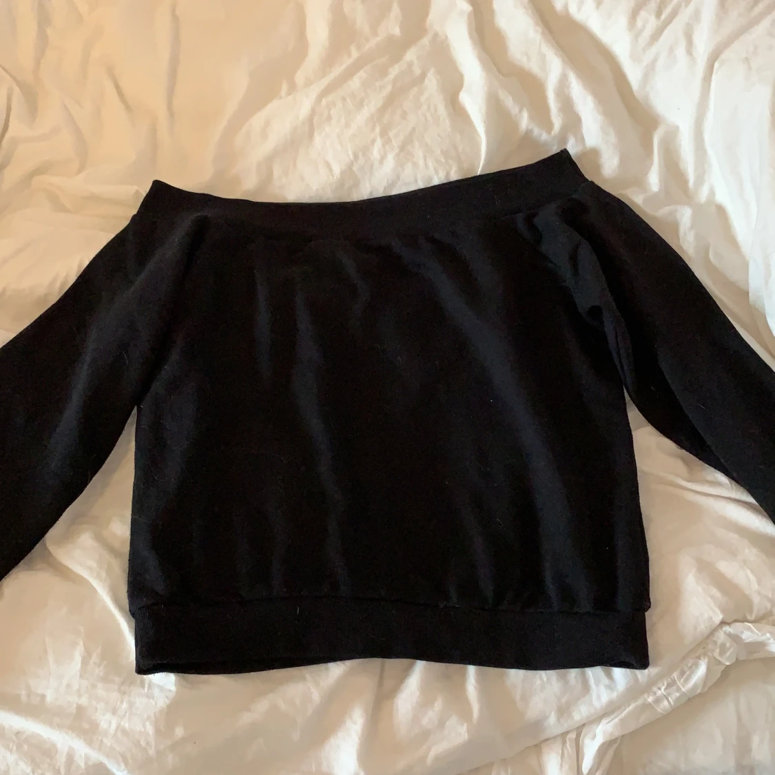 Off-shoulder tröja - 90