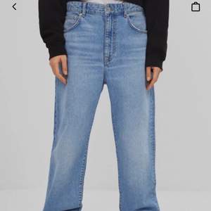 Jeans från bershka i storlek 34, inte lika oversized irl! (Lite små i storleken) Liknar mer sista bilden. Köpare står för frakt. Aldrig använda! 💕