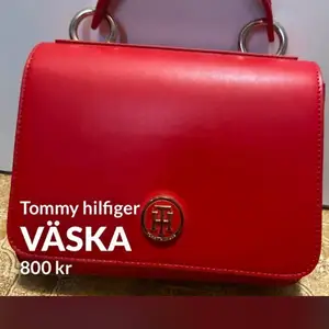 Tommy hilfiger väska i nyskick använd fåtal gånger original pris 1499kr, mitt pris 500 du står för frakt som ligger på 66kr😇