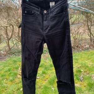 Shaping jeans - Svarta, tighta jeans från H&M. De har en ”shaping effekt” som gör att man får väldigt fina former. Har klippt egna hål på båda knäna.