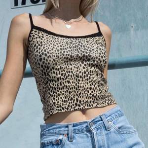 jättefint leopard linne säljer pga att jag inte längre använder! 80kr + frakt💓 Storlek XS