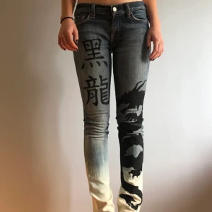jeans - jeans bleachade med motiv av drake och kinesiska tecken målade av mig
