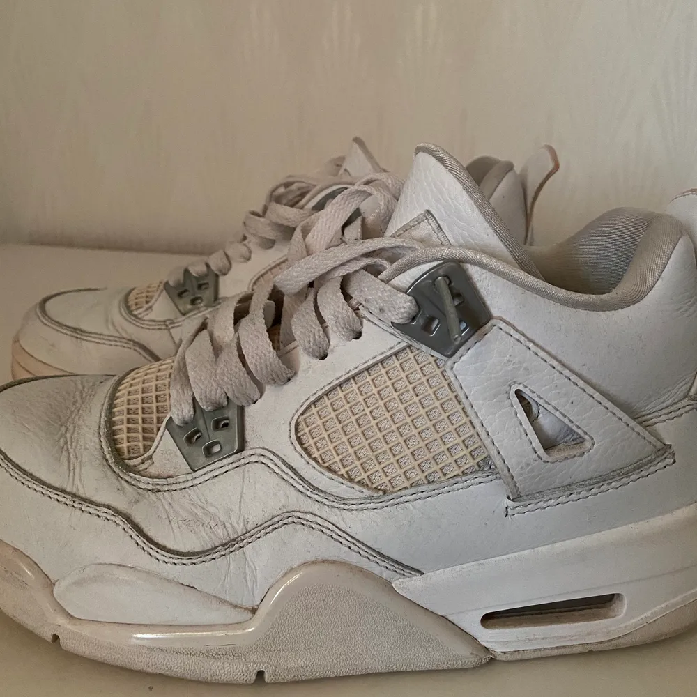 Säljer två par Jordans, samma modell, som båda är storlek EUR 38. Originalpriset ligger på ca 1500kr och nuvarande priset på ca 3000kr. Vi säljer för 500kr. Priset kan ev ändras. Kommentera/skicka meddelande vid intresse eller frågor! ‼️ENA PARET SÅLDA‼️. Skor.