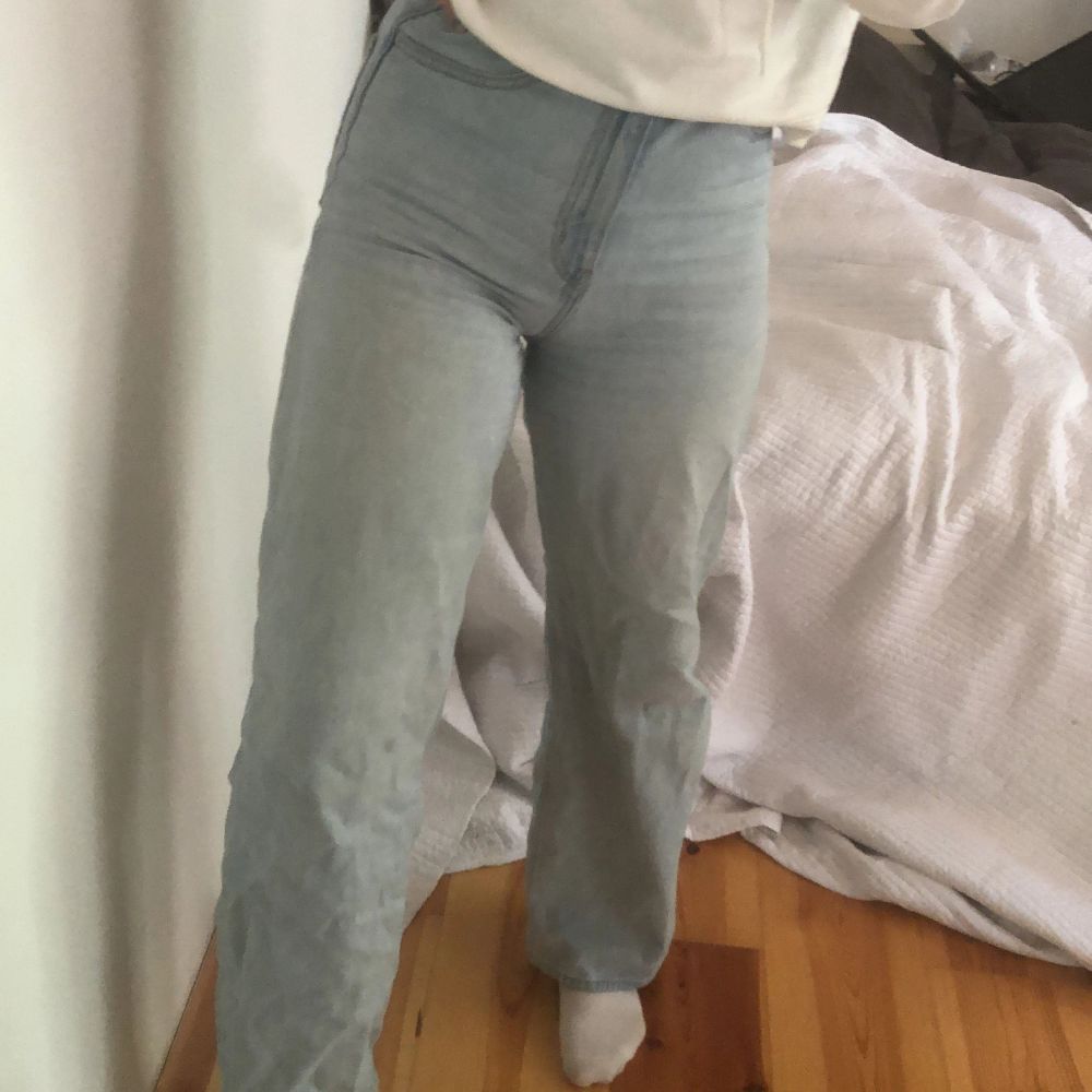 Fina jeans från Levi’s i modellen high loose, storlek W27 L31. Mycket fint skick men är tyvärr för stora på mig. Fler bilder kan fixas vid intresse!. Jeans & Byxor.