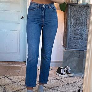 raka högmidjade jeans från monki strl 27 i modellen ”Moluna”. Är nästan lite för små för mig så de ser lite mer skinny ut