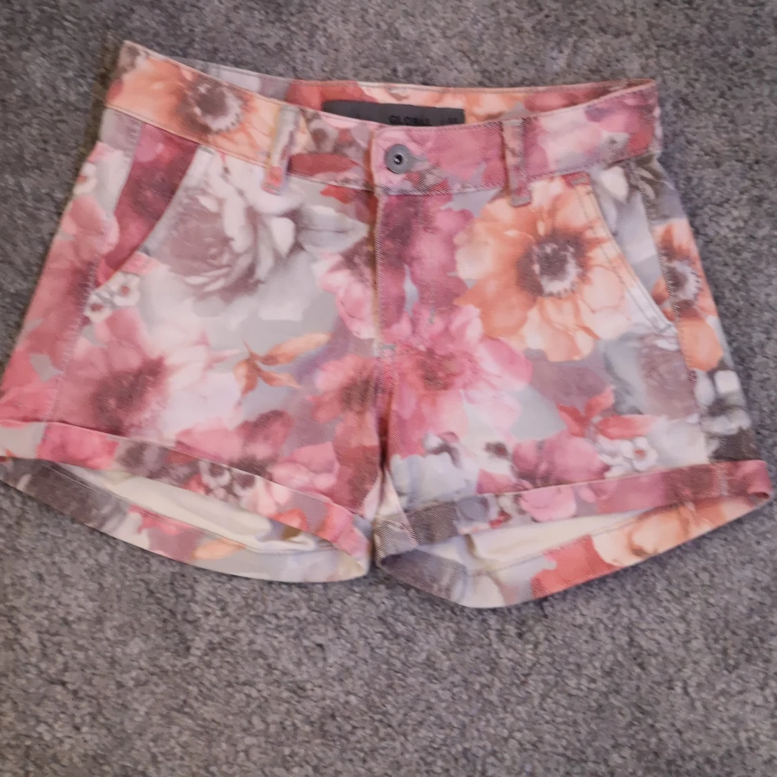 Jeans shorts med blommigt mönster