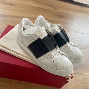 Valentino sneakers  - Säljer mina valentino sneakers i storlek 37. Använda en del men ändå bra skick💞 köpta för 4700 kr för 8 månader sedan. Äkthetsbevis, kartong och dustbag medkommer