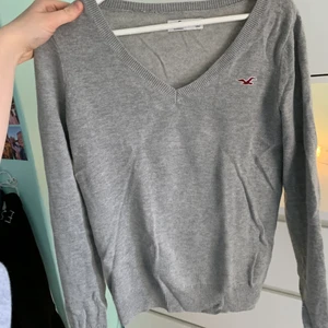 Hollister tröja - Tröjan är i ett skönt stickat material och är inte använd många gånger (bra skick)