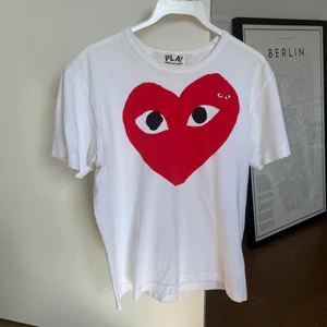 Comme des garcons play - En riktigt fett comme des garcons play t-shirt för 400kr, som är knappt använd. Original pris tas för 1110kr.