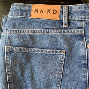 Säljer dessa jeans från NAKD pågrund av att dom blivit för stora för mig. Näst intill oanvända, endast använda en gång. Slit längst ned på insidan av benen. Nypris 399kr. Säljer för 200kr eller bud. Köparen står för frakten. 