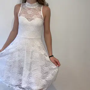 Sjukt fin vit klänning med spets och två snören som knyts runt nacken från bubbleroom, perfekt till sommaren eller t.ex skolavslutningen! Jag är 1,61 och bär strl xs i klänningen. Endast använd 2 gånger! Fler bilder skriv PM! (Nypris 599kr)