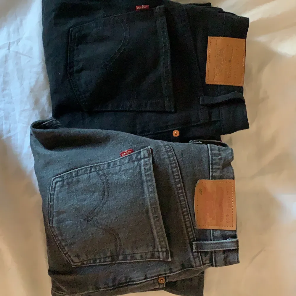 Säljer 2 par Levisjeans storlek 26/28, ett par för 150kr eller båda för 250🤍🤍 Köparen står för frakten och betalning via swish. Jeans & Byxor.