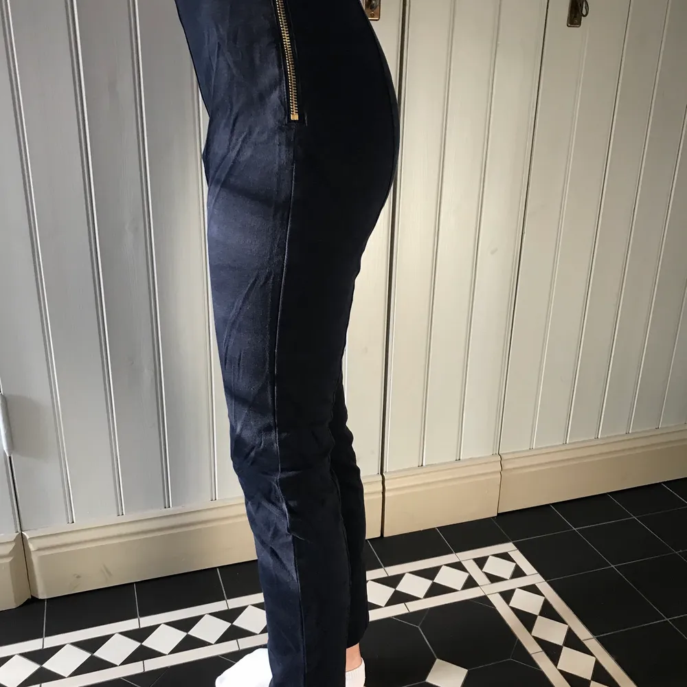 Mörkblå, stretch, storlek 36. Jeans & Byxor.