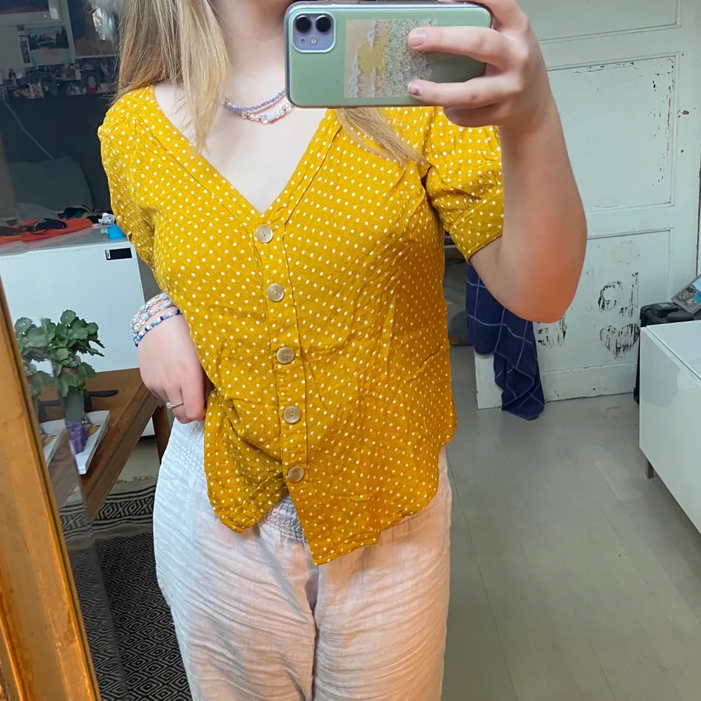Söt gul blus som är av super bra material. Jag har fått denna av min mammas kompis som driver ett stort företag i Italien som denna kommer ifrån. . Blusar.