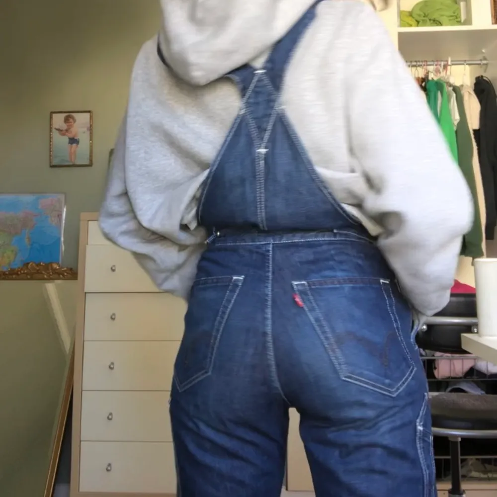 Svincoola hängsel byxor från Levis i bra skick som sitter assnyggt. Jag är 165 och de är lite långa på mig, Frakt 79kr🤠. Jeans & Byxor.