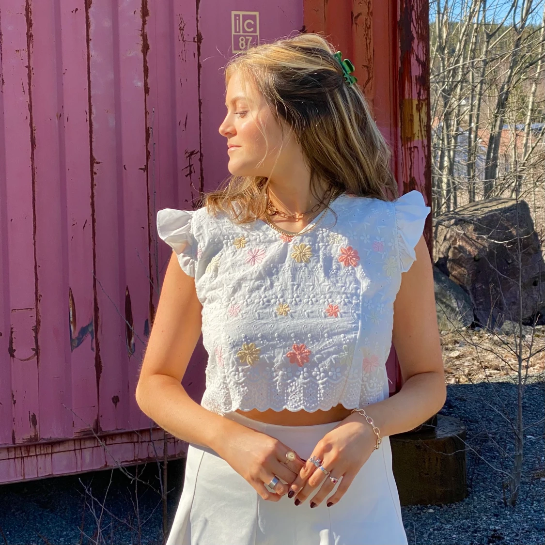 Vit blus med volanger - 91