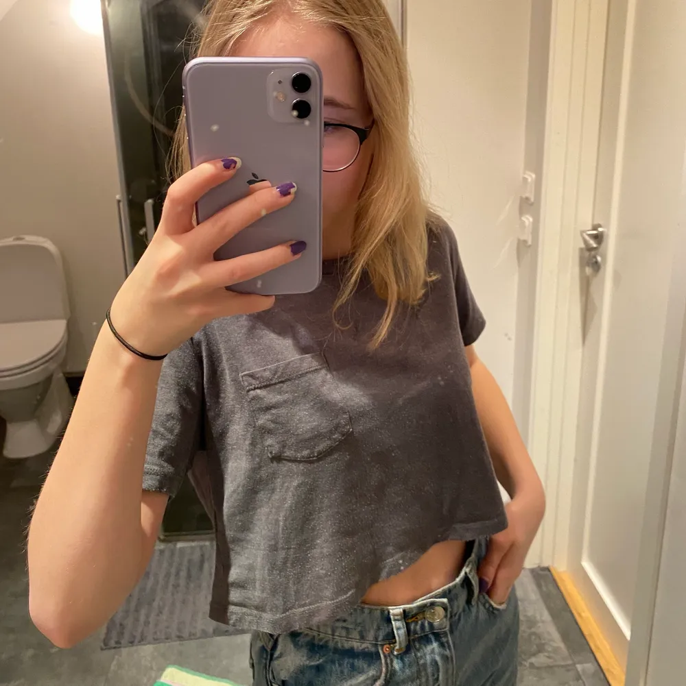 En fin grå crop top med en ficka på bröstet höger sida, den är något små nopprig över hela men fortfarande fin på👍🏻 Köpt på primark i london, säljer pga att den inte kommer till användning🥰. T-shirts.