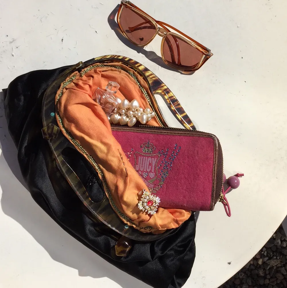 En Juicy Couture plånbok som är rosa och brun. SUPER SÖTT men jag använder den inte så mycket. Köpt av en härlig person på Plick! Den är använd och smått smutsig i botten men inget stort! . Väskor.