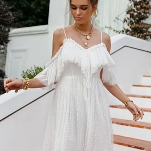 Student/sommarklänning - Säljer denna super söta klänning från shein då den tyvärr var för stor:(( Helt slutsåld på hemsidan och väldigt populär klänning. Den är i Storlek S och super fin som sommar klänning eller student klänning !! 