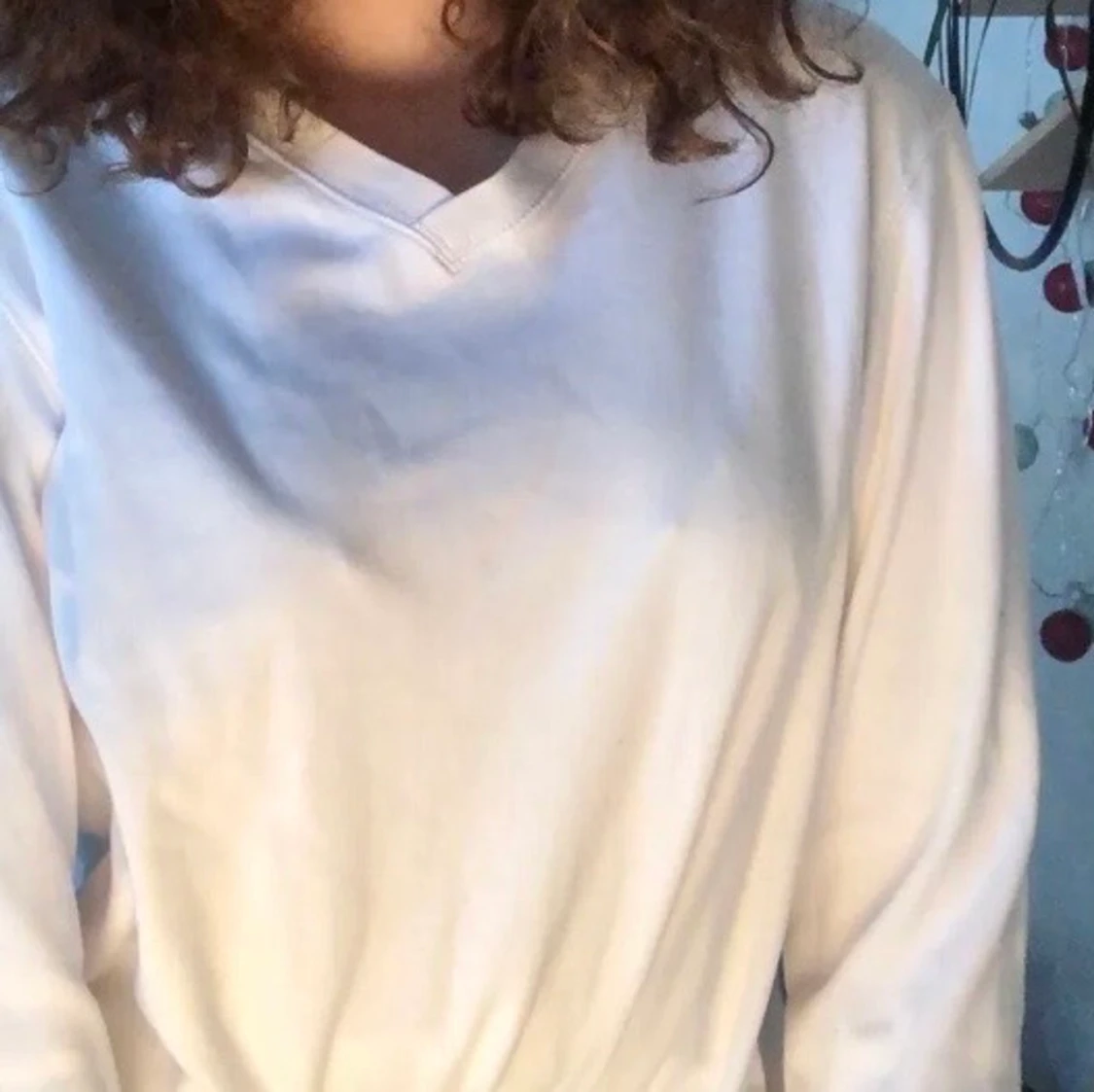 TRENDIG VIT SWEATSHIRT MED V-RINGNING!