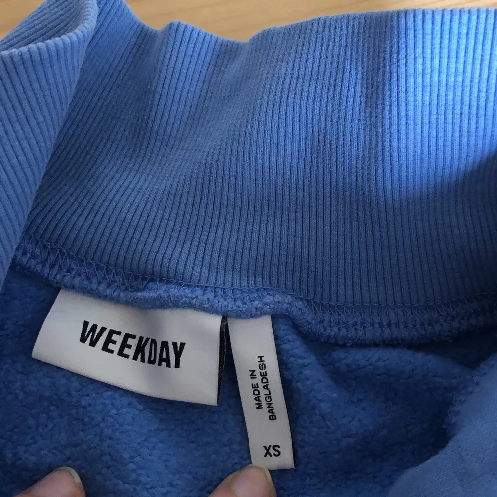 Fin blå tröja från Weekday i storlek XS. Fint skick, lite skrynklig men det går att stryka till☺️ Kortare modell på tröja och sitter bra på🤎 Säljer för 190 inkl frakten✨. Toppar.