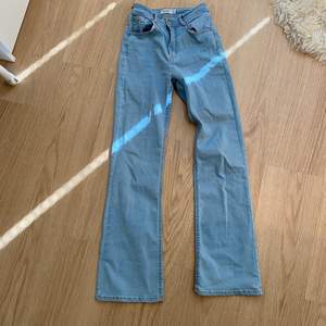 Ljusblåa ankle jeans ifrån Pull&bear. Strl 34.💗 För små för mig men skulle säga att de passar Xs.  Köparen står för frakten❣️❣️