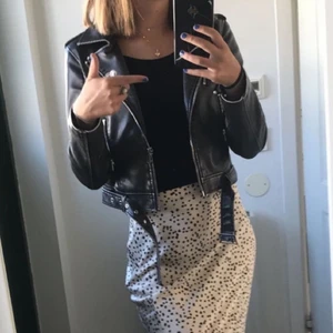 Ball skinnjacka  - En asball skinnjacka från NAKD i snygg färg 🖤  fint skick ! Köptes för 600/700, minns ej exakt men säljer för 250💗 Köparen står för frakten ‼️⭐️