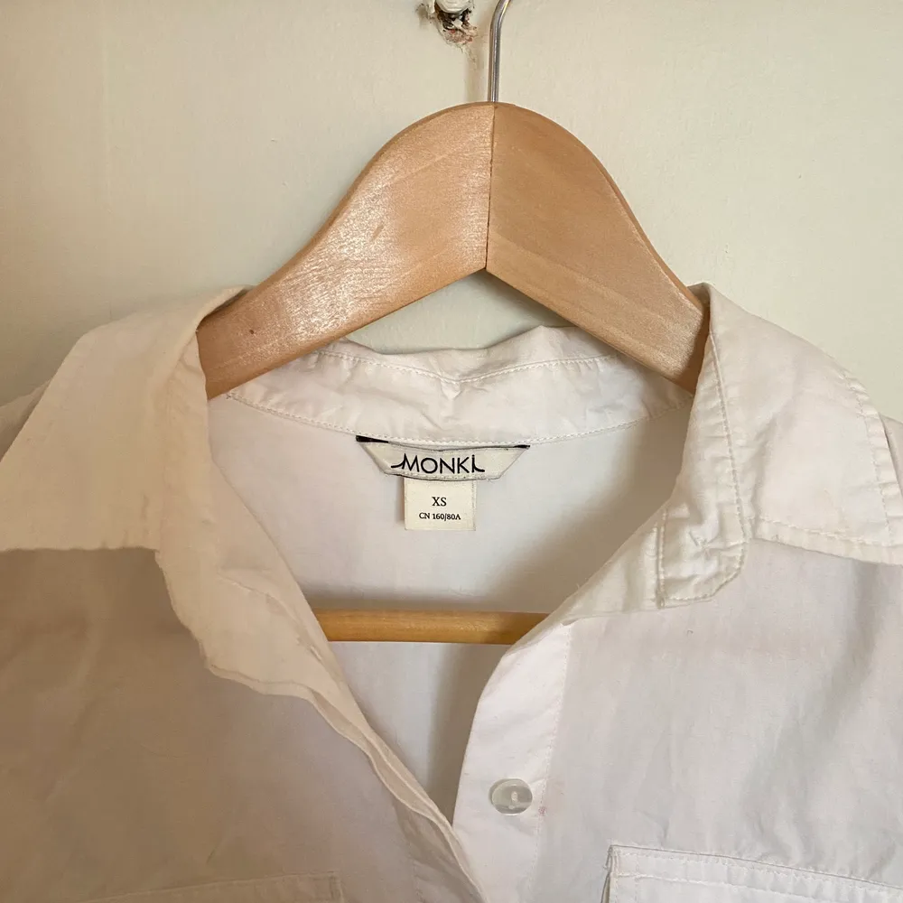 En vit skjorta från Monki i 100% bomull. Fina fickor på framsidan samt härliga vida trekvartslånga ärmar. Använd men i fint skick. . Skjortor.