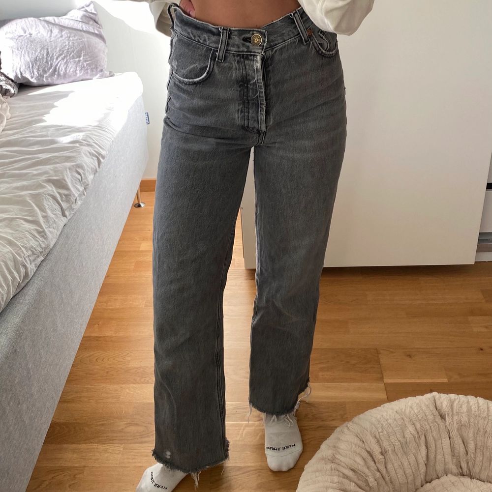 Säljer dom populära jeansen från zara som jag har klippt något kortare (jag är 170 cm). Storlek 36, sparsamt använda. Jeans & Byxor.