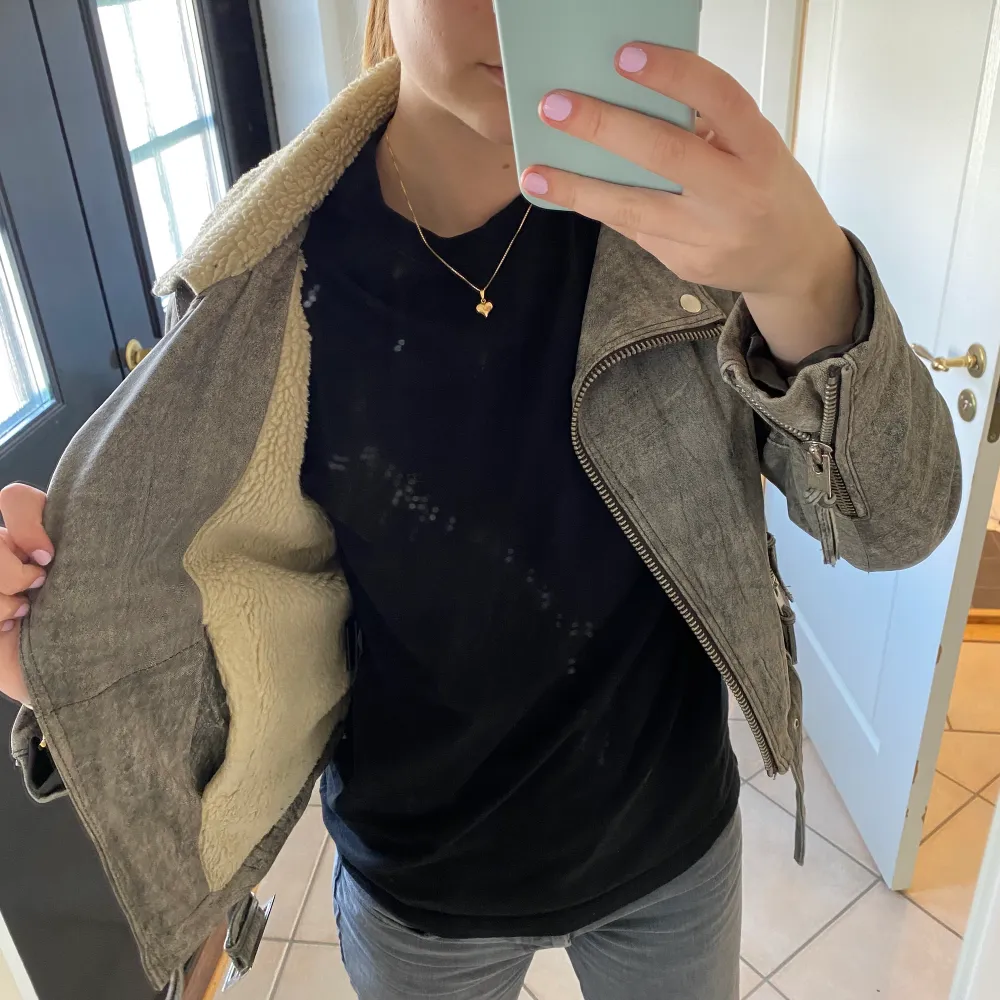 En fin jacka i Mocka med teddy inuti från märket Femme 💛 Den är inte allt för varm så funkar superbra nu till våren⭐️⭐️ frakt tillkommer 66kr. Takit.
