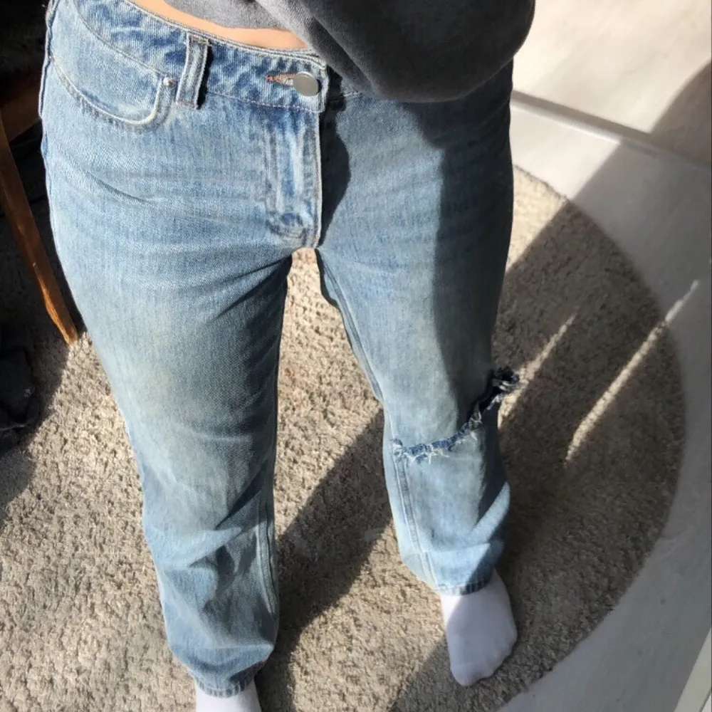 Jeans med hål på ena benet, de är insydda i midjan men det syns knappt. Storlek 38 från början men är nu mer som en 36. Jeans & Byxor.