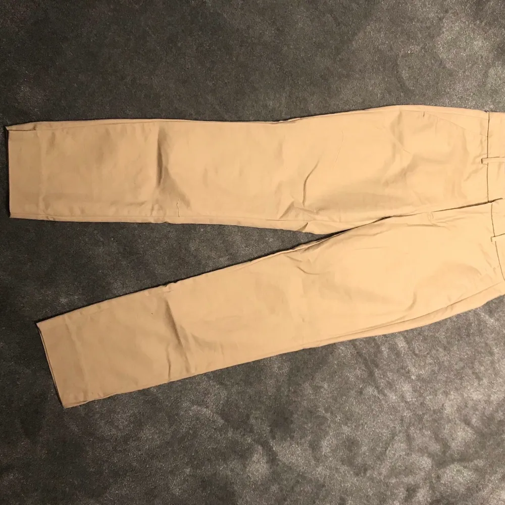 Beigea kostymbyxor med rak passform ifrån ZARA. De har en ankellängd med en liten slits där nere. Använda max 3 gånger, i bra skick. Storlek 36 och stretch i byxorna. Köparen står för frakten. Jeans & Byxor.
