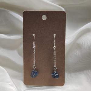 Örhängen med tiger eye blue crystal-stone! Hur fina är inte dem? De kostar 29kr/paret eller 50kr för två par! 😃